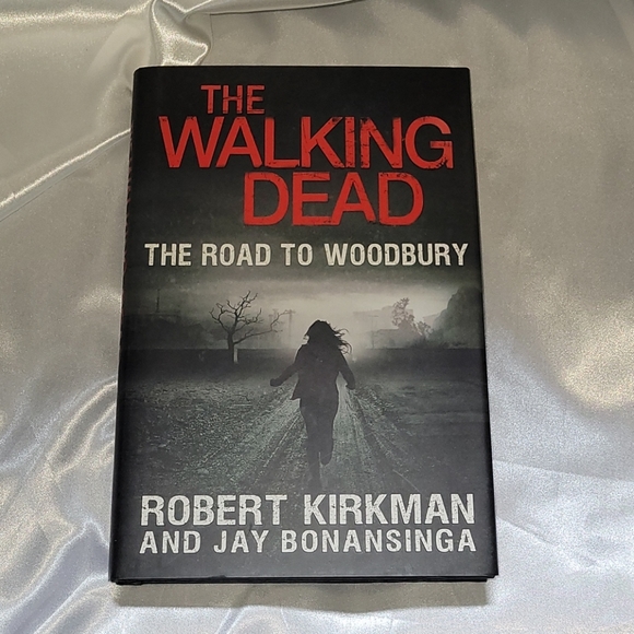 🤍 - The Walking Dead The Road to Woodbury Hardcover - Picture 1 of 6